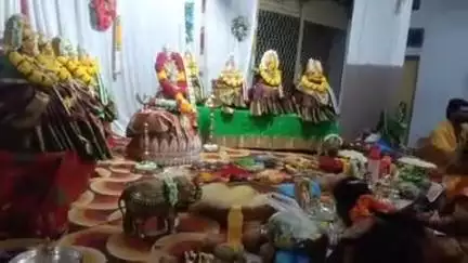 గుంతకల్లు: గుత్తి పట్టణంలోని శ్రీ వాసవి కన్యకా పరమేశ్వరి ఆలయంలో అత్యంత వైభవంగా లక్ష పుష్పార్చన కార్యక్రమం
