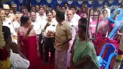 காஞ்சிபுரம்: வரதராஜபெருமாள்கோயில் அருகே மகளிர்சுயஉதவி குழுக்கள் மூலம் பொருட்கள் விற்பனை செய்யும் மதி அங்காடியை மாவட்ட ஆட்சியர்,MLA,மாநகராட்சி மேயர் திறந்து வைத்தனர