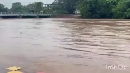 कणकवली: कणकवलीत मुसळधार पाऊस गडनदी धोक्याच्या पातळीवर