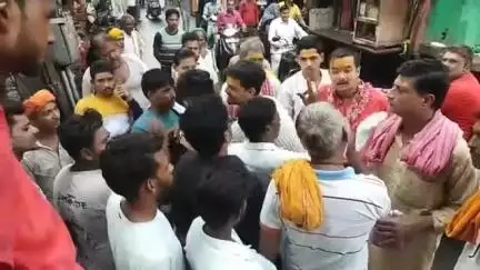 मथुरा: ठाकुर द्वारकाधीश मंदिर के सामने पंडे और नाविक भिड़े