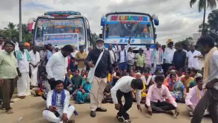 ಗೌರಿಬಿದನೂರು: ನಗರದಿಂದ ಚನ್ನರಾಯಪಟ್ಟಣ ಹೋಬಳಿ ರೈತ ಕುಟುಂಬಗಳ ಹೋರಾಟಕ್ಕೆ ಬೆಂಬಲವಾಗಿ ಚಲೋ ಫ್ರೀಡಂ ಪಾರ್ಕ್ ಹೊರಟ ನಾನಾ ಸಂಘಟನೆಗಳ ಮುಖಂಡರು