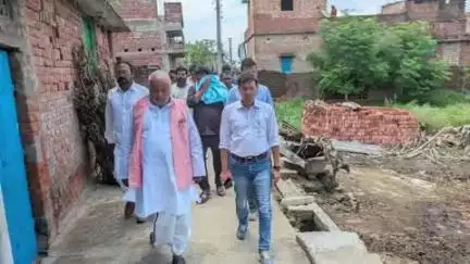 नूरसराय: सिरसिया बिगहा गांव में आपदा पीड़ित परिवारों को मिली सहायता, ग्रामीण विकास मंत्री श्रवण कुमार ने चेक वितरित किए