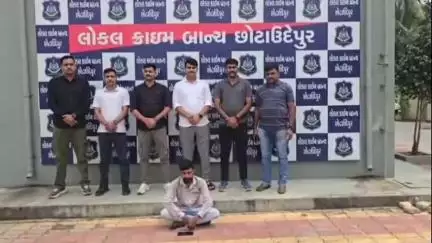 છોટાઉદેપુર: પ્રોહિબિશનના ગુનાના રાજ્ય બહારના છેલ્લા ચાર વર્ષ થી નાસતા ફરતા આરોપીને જિલ્લા પંચાયતની સામે રોડ ઉપર ઝડપાયો.