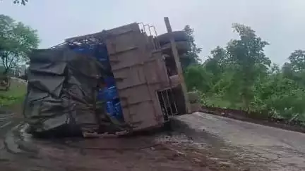 मझगवां: ग्राम पापरचुआ मोड़ के पास टमाटर से लदा ट्रक पलटा, सड़क पर लगा जाम, चालक को आई मामूली चोट