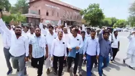 बीकानेर: वीएमडी नहर की मरम्मत की मांग को लेकर क्षेत्र के किसानों ने कलेक्ट्रेट पर किया प्रदर्शन