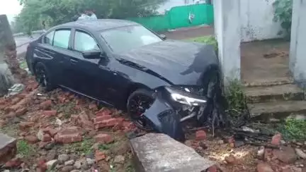 सागर नगर: डॉ. हरिसिंह गौर परिसर में फिर सड़क हादसा, BMW कार बाथरूम की दीवार से टकराई