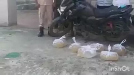 कुर्था: मानिकपुर पुलिस ने वाहन जांच के दौरान 35 लीटर देसी महुआ शराब के साथ बाइक की जब्त, तस्कर फरार