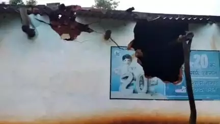 तोरपा: सुमीगबेड़ा गांव में जंगली हाथी ने एक दिव्यांग महिला का घर तोड़ा