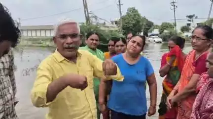 વઢવાણ: માનવ મંદિર પાછળના વિસ્તારમાં વરસાદી પાણીના ભરાવા અંગે જાગૃત નાગરિકે વિડીયો વાયરલ કર્યો#jansamasya