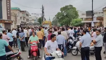 मंदसौर: दुर्घटना में युवक की मौत के बाद बीपीएल चौराहा पर चक्का जाम, कार चालक डॉ के खिलाफ गैर इरादतन हत्या का केस दर्ज