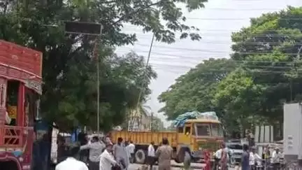 ಗದಗ: ನಗರದಲ್ಲಿ ಹೆಸ್ಕಾಂ ನಿಂದ ವಿದ್ಯುತ್ ತಂತಿಗೆ ಅಡ್ಡಲಾಗಿ ಬೆಳೆದ ಮರದ ಕೊಂಬೆ ತೇರವು ಕಾರ್ಯಾಚರಣೆ