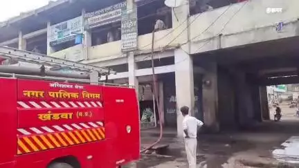 खंडवा नगर: शनि मंदिर के पास मार्केट में बैटरी की दुकान में लगी भीषण आग