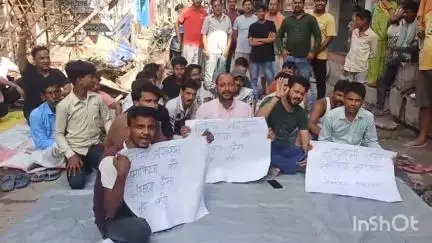 मधुबनी: मोबाइल दुकान तोड़ने को लेकर स्थानीय लोगों ने बड़ा बाजार में सड़क जाम कर किया विरोध प्रदर्शन