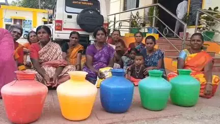 பாலக்கோடு: கசியம்பட்டி கிராமத்தில் குடிநீர் கேட்டு வட்டார வளர்ச்சி அலுவலகம் முன்பு காலி குடங்களுடன் பெண்கள் தர்ணா #localissue