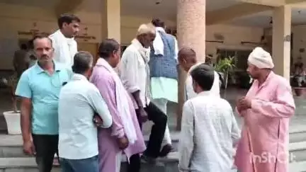 बांदा: धनेसुरपुरवा गांव के ग्रामीण पहुंचे कलेक्ट्रेट, विद्यालय को बंद न किए जाने की मांग को लेकर दिया DM को ज्ञापन #jansamasya