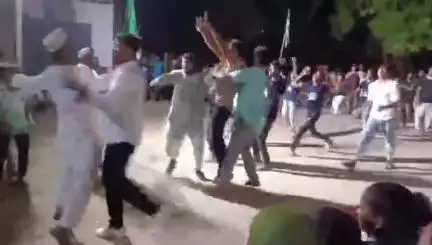 आज़मगढ़: जहानागंज के भुजही गांव में ताजिया निकालने के दौरान पत्थरबाज का आतंक, जमकर चले लाठी-डंडे, ईंट-पत्थर, वीडियो वायरल, 6 घायल