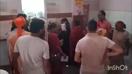 कायमगंज: कायमगंज सीएचसी में दवाई वितरण के दौरान 2 महिलाओं के बीच हुई हाथापाई, वीडियो हुआ वायरल