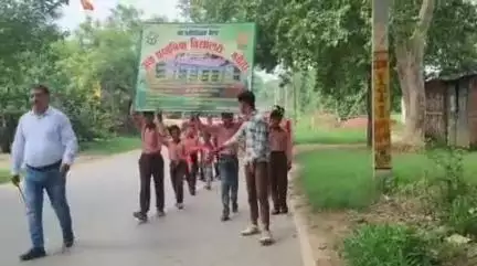 चकिया: उच्च प्राथमिक विद्यालय मवईया के बच्चों द्वारा नव प्रवेशोत्सव मेला के तहत निकाली गई रैली