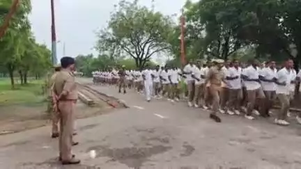 मंझनपुर: पुलिस लाइन पहुंचे एसपी ने प्रशिक्षुओं का रिहर्सल करवाया, कई शाखाओं का किया निरीक्षण