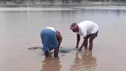 मिर्ज़ापुर: चील घाट पर मदरसे में पढ़ रहे किशोर की डूबने से हुई मौत, मछुआरे के जाल में फंसा किशोर का शव निकाला गया बाहर