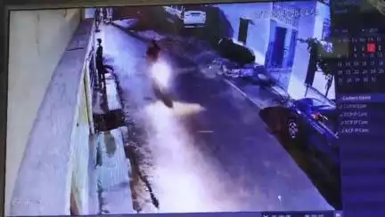 कालपी: कालपी में चोरों ने पुलिस को दी खुली चुनौती, रामचबूतरा में घर के बाहर खड़ी व्यापारी की बाइक चुराई, CCTV में आया सामने