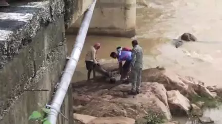 केरसई: केरसई थाना पुलिस ने रूसु खालीजोरा नदी से अज्ञात व्यक्ति का शव बरामद किया, जांच जारी