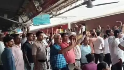 छपरा: छपरा जंक्शन से अमरनाथ दर्शन के लिए रवाना हुआ यात्रियों का जत्था, छपरा विधायक भी थे मौजूद