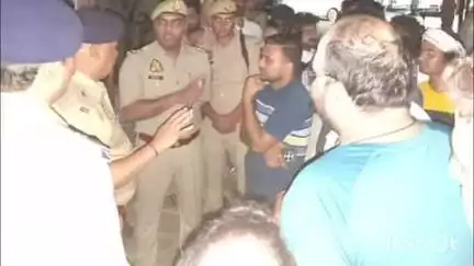 भोगनीपुर: अमरौधा के निकट सराफा व्यापारी से अज्ञात बाइक सवार युवकों ने की लूट, एसपी ने मौके पर पहुंचकर की जांच पड़ताल