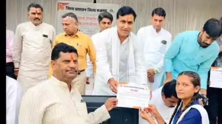 राजगढ़: उत्कृष्ट विद्यालय राजगढ़ में मेधावी छात्रों को वितरित की गई लैपटॉप की राशि, MLA अमर सिंह यादव रहे मौजूद