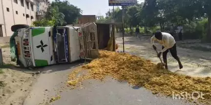 बागपत: महिला थाना बागपत के निकट दूसरे वाहन से टकराने से पशुओं का चारा लेकर जा रही पिकअप पलटी, चालक तालिब मामूली रूप से घायल