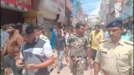 मधुबनी: नगर थाना की पुलिस ने बड़ा बाजार में सड़क जाम कराया खाली