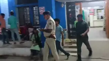 समस्तीपुर: मोहनपुर रोड पर मोबाइल छीनने के आरोप में ग्रामीणों ने बाइक सवार युवक को पीटा