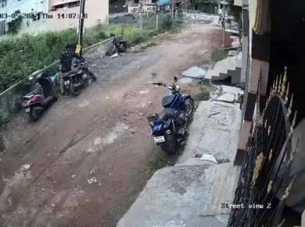 திருவள்ளூர்: நகராட்சிக்குட்பட்ட ஜீவானந்தம் தெருவில் மர்ம நபர் ஒருவர்  இருசக்கர வாகனத்தை திருடிச் செல்லும் சிசிடிவி காட்சி வைரல்