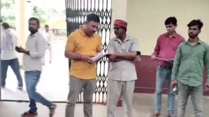 इकौना: कटरा में भगवान बुद्ध की जगह संभावनाथ भगवान का बोर्ड लगाने की मांग, जैन समाज ने एसडीएम को दिया ज्ञापन