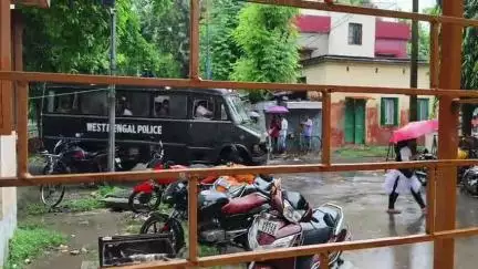 কৃষ্ণনগর ১: কালীগঞ্জে বোমার আঘাতে মৃত্যু দশ বছরের নাবালিকার,ঘটনায় আব্দুল কাশেম শেখ নামে আরও এক ব্যক্তিকে গ্রেফতার পুলিশের