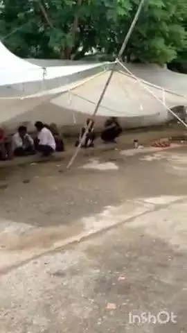टोंक: राजमहल गांव में बजरी से भरे ट्रैक्टर ट्राली द्वारा युवक को कुचलने के मामले में परिजन सड़क पर शव लेकर बैठे हैं