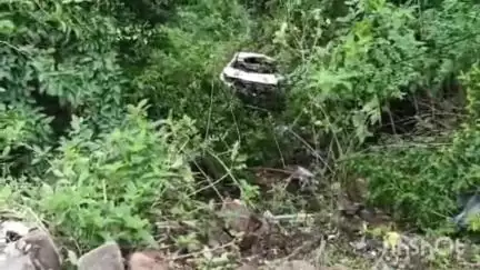 सोलन: कामली में बीती रात बाथरूम करने के लिए सड़क के साइड में खड़ी कार मिट्टी धंसने से गहरी खाई में गिरी, दो लोग घायल