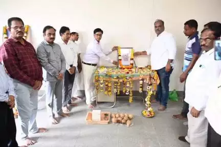 నిర్మల్: జిల్లా కేంద్రంలోని కలెక్టర్ కార్యాలయ సమావేశ మందిరంలో ఉమ్మడి ఆంధ్రప్రదేశ్ మాజీ ముఖ్యమంత్రి రోశయ్య జయంతి వేడుకలు
