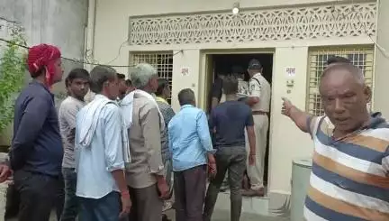 दतिया नगर: कोतवाली थाना क्षेत्र में BSNL ऑफिस के सामने 50 वर्षीय व्यक्ति ने फांसी लगाकर की आत्महत्या, जांच शुरू