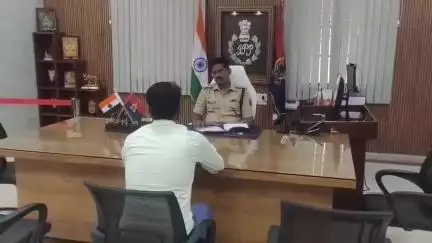 मऊ: बकवल स्थित एसपी कार्यालय में एसपी इलामारन जी द्वारा की गई जनसुनवाई, लगभग 16 मामलों के निस्तारण के दिए निर्देश