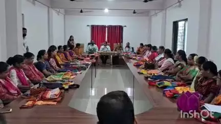 दोडामार्ग: कसई-दोडामार्ग नगरपंचायततर्फे कापडी पिशव्या ३७ प्रशिक्षणार्थ्यांना नगरपंचायत सभागृहात प्रमाणपत्र वितरीत