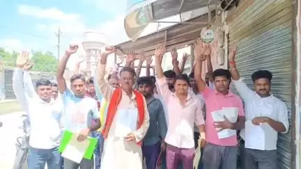 जोगापट्टी: नवलपुर में जिला परिषद की दुकानों का बढ़ा किराया, दुकानदारों का विरोध प्रदर्शन #jansamasya