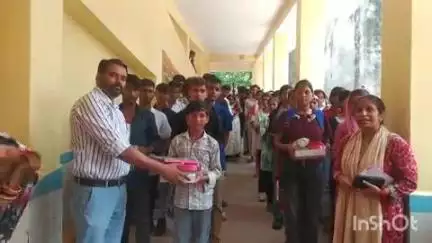 अलीगंज: सीएचसी अलीगंज पर 300 पीयर एजुकेटर को मिली किट, अब गांव-गांव जाकर किशोर-किशोरियों को करेंगे जागरूक