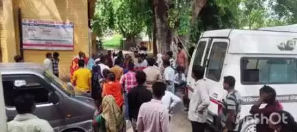 अजीतमल: ग्राम कोहनी कला में घर पर झाड़ू लगा रहा कक्षा 11 का छात्र, टिन सेट में आए करंट की चपेट में आने से हुई मौत, मचा कोहराम