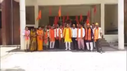 बिजनौर: बिजनौर कलेक्ट्रेट में शिवसेना के कार्यकर्ताओं ने कावड़ मार्ग को गड्ढा मुक्त करने की मांग को लेकर किया प्रदर्शन