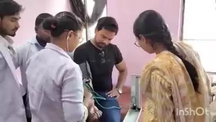औरैया: दिबियापुर सामुदायिक स्वास्थ्य केंद्र में फार्मेसी कॉलेजों से प्रशिक्षण लेने आए छात्र-छात्राएं
