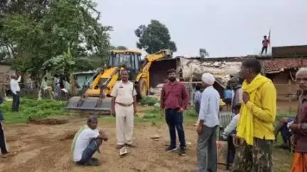 अंबिकापुर: लखनपुर: अंबिकापुर में नशे के सौदागर पर प्रशासन की बड़ी कार्रवाई, बुलडोजर चलाकर तोड़ा गया अवैध मकान