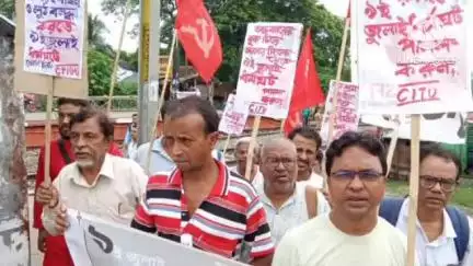 মগরাহাট ২: ৯ জুলাই সিপিএমের ডাকা সাধারণ ধর্মঘটের সমর্থনে মগরাহাট রেল স্টেশনে সিপিএমের কর্মী সমর্থকদের মিছিল।