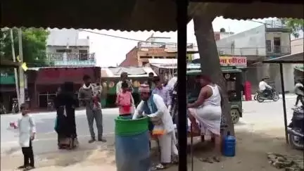 जयसिंहपुर: गोसाईगंज बाजार में मोहर्रम के दौरान लोगों ने इमाम हुसैन को याद करते हुए किया शरबत वितरण का कार्यक्रम