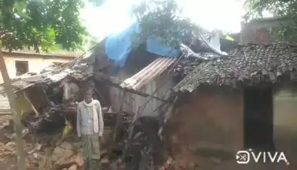 चांडिल: चौका गांव के चिटलाघुटु में आंगन में वर्षा का पानी जमा होने से गिरा घर